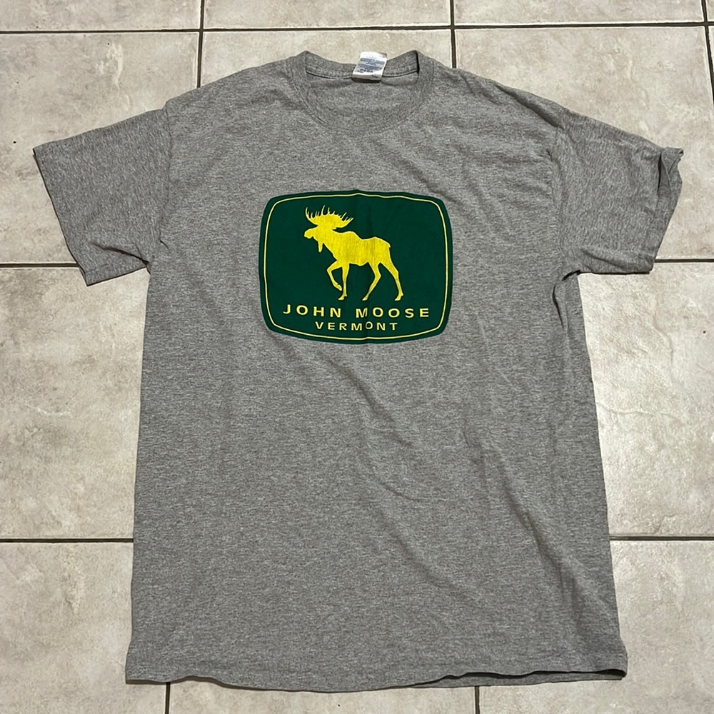 JOHN DEERE size M tshirt